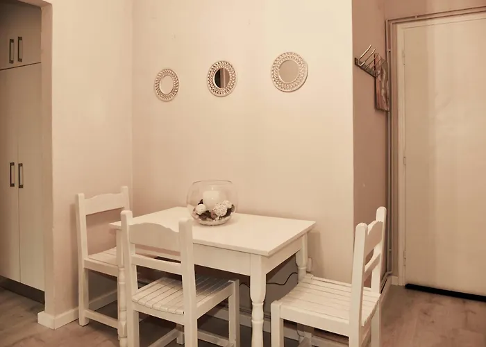 Secret Yard Luxury * Anemomylos